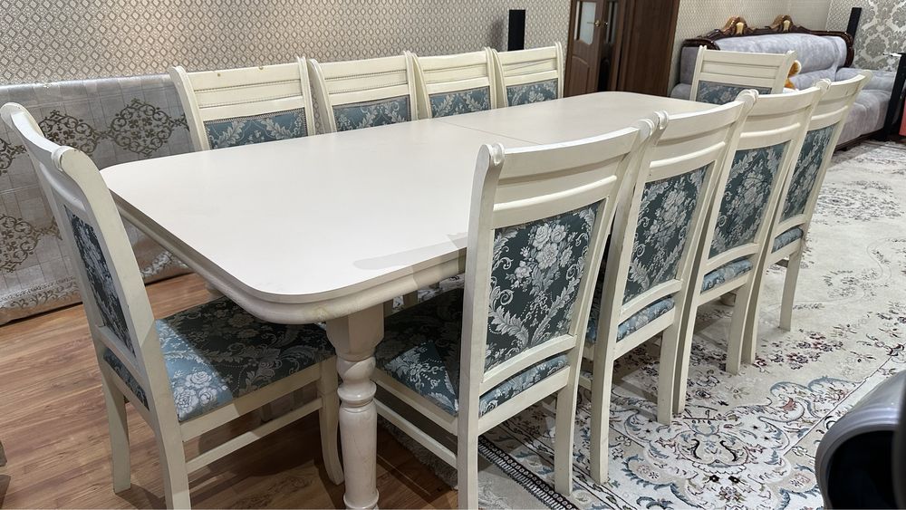 Гостинный большой стол со стульями , чехлы под стулья в комплект