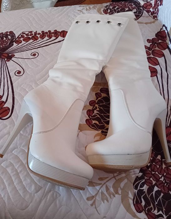 Vând cizme elegante albe