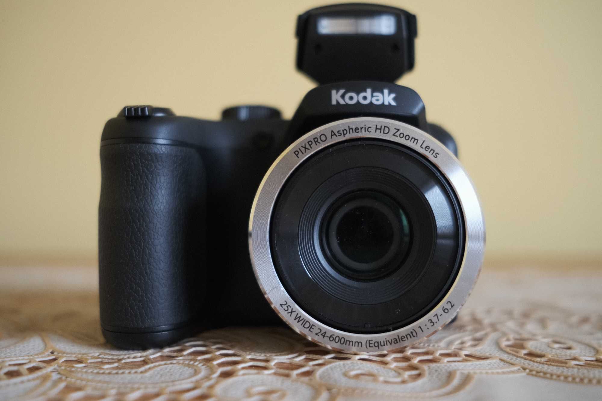 Camera KODAK Pixpro AZ252, foarte puțin folosit, plus accesorii