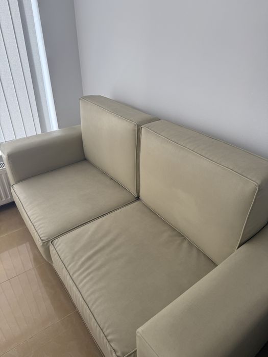 Много запазен кожен двуменстен диван