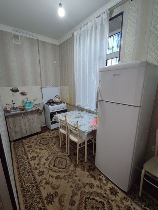 2х комнатная с мебелью и техникой в центре Чирчика