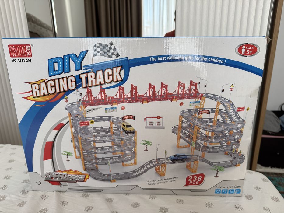 Set circuit supraetajat gigant 8m cu 2 masinute incluse, 236 piese