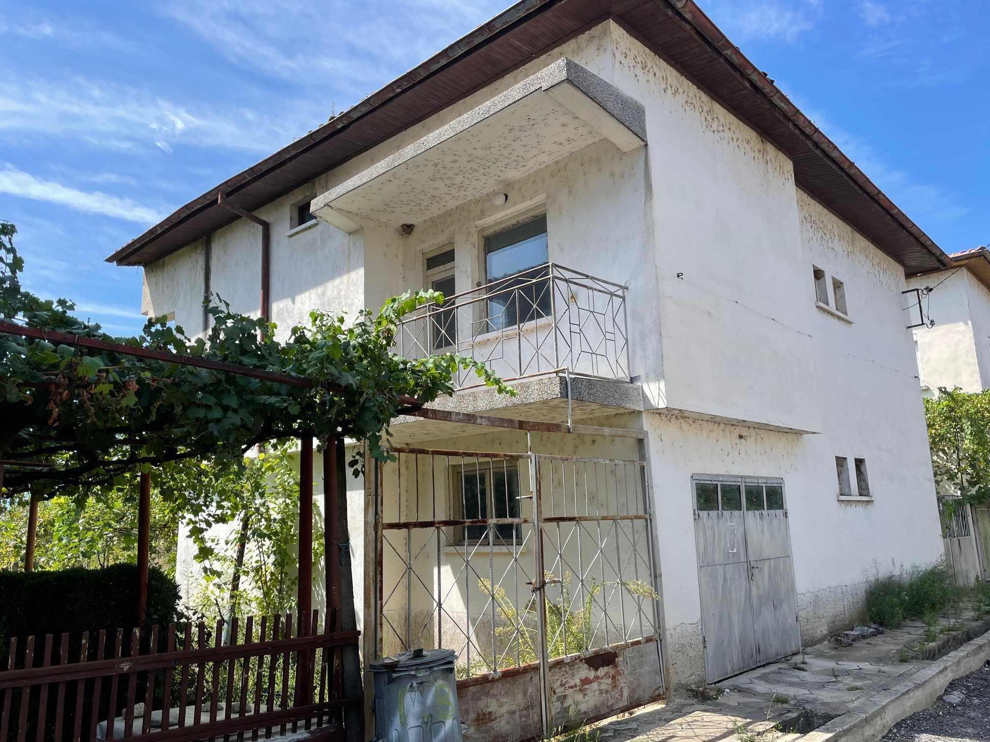 Къща на 2 етажа в село Катунци, със собствен двор УПИ 765 кв. метра
