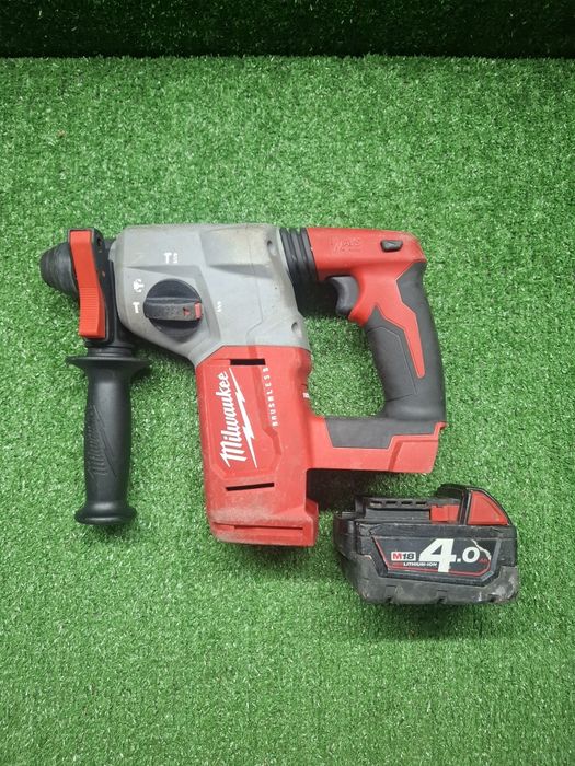 Безчетков перфоратор на Milwaukee M18 BLH с 4 ампера батерия
