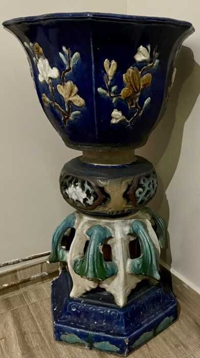 Superb piedestal cu jardiniera-maiolica antica-flori in relief-Italia