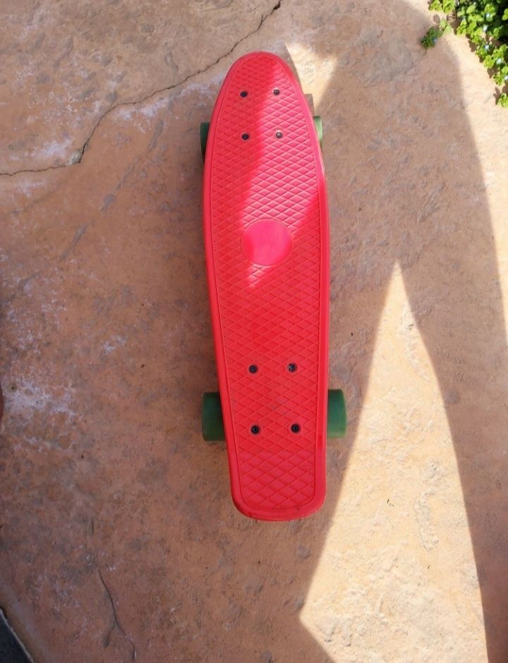 Skateboard roșu pentru copii