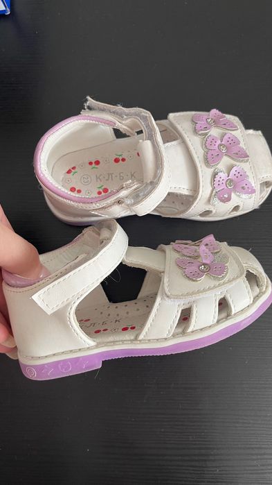 Продам сандали новые 23р