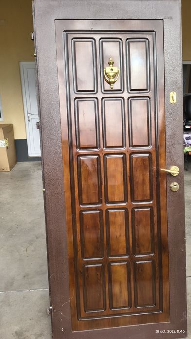 Usa de apartament Mega Door