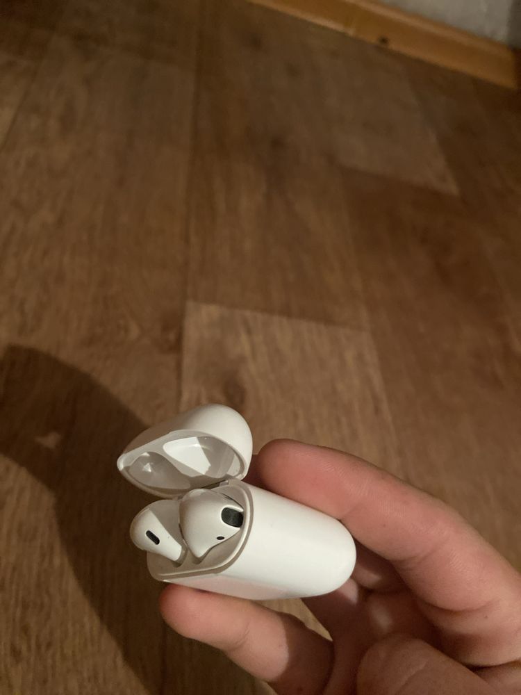 AirPods 2 поколение заряд коробка есть плюс подарок чехол без царапин.