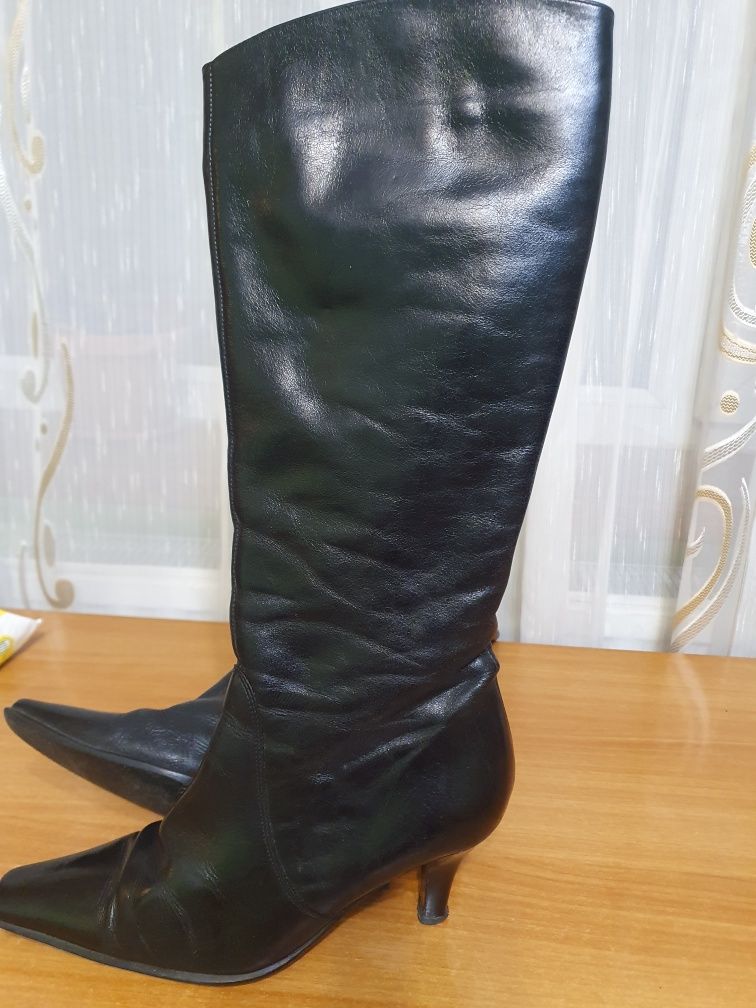 Cizme din piele naturala,culoare neagra,mărimea 37, toc 5cm,arata impe