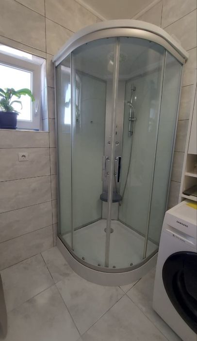 Cabina de dus pentru colt