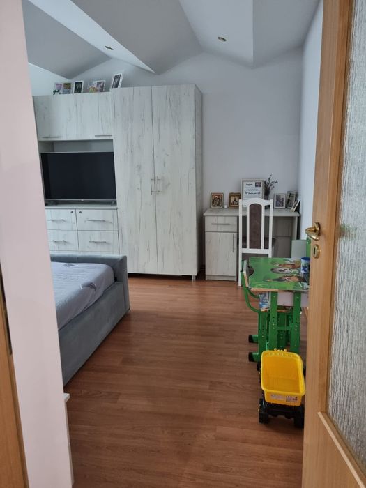 Vând apartament decomandat cu 2 dormitoare ,baie și living open space