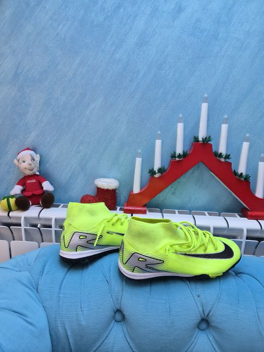 Продавам футболни обувки за момче