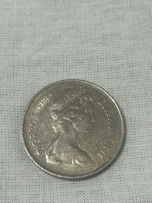 Vând moneda 10 New pence 1969 Regina Elisabeta 2