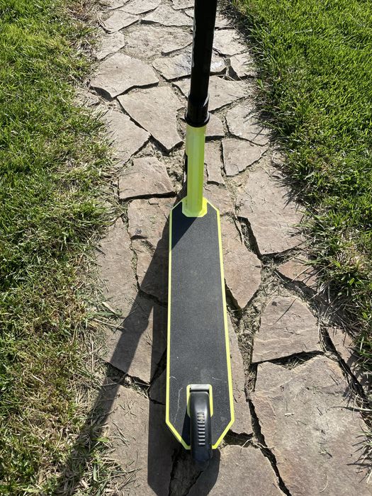 Trotineta Oxelo freestyle neon flamanzi