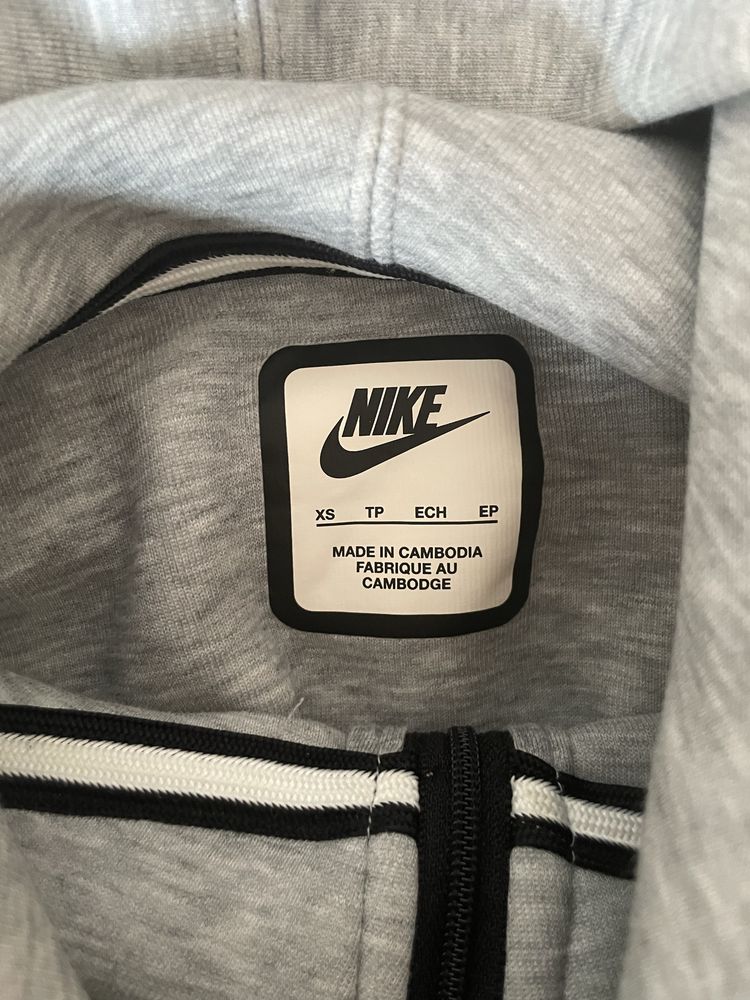 Nike Tech Fleece суитшърт с качулка, женски