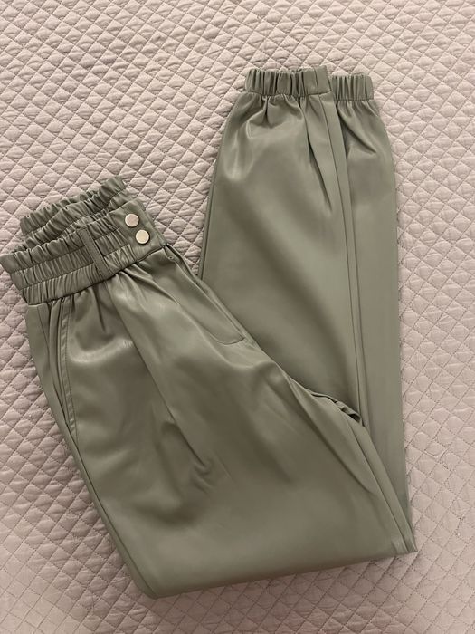 Зелен кожен панталон с ластик