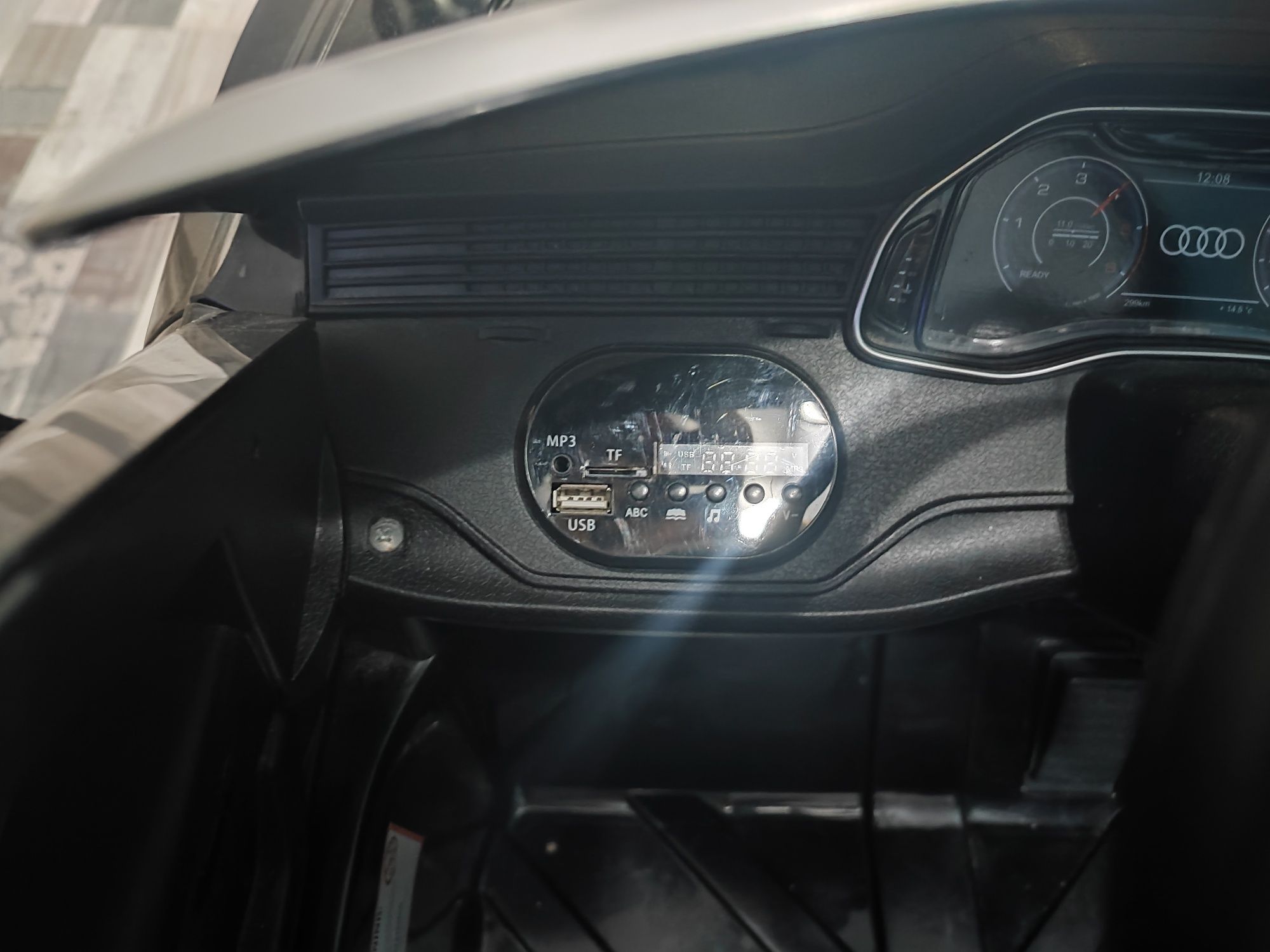 Детска акумулаторна кола Audi Q8