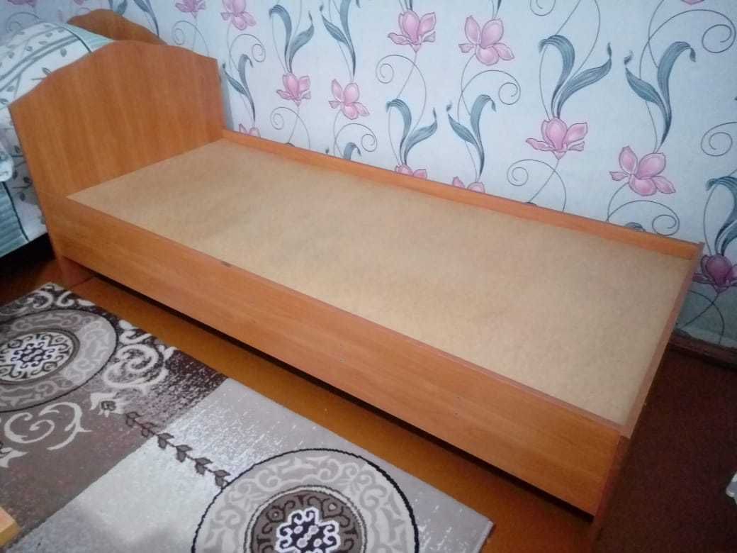 Продам кровать деревянную с матрсом