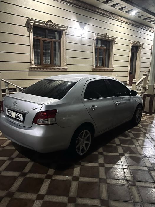 Toyota Yaris srochna sotiladi xolati zor aftamat faqat naxtka