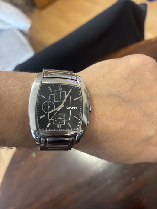 Продавам мъжки часовник dkny