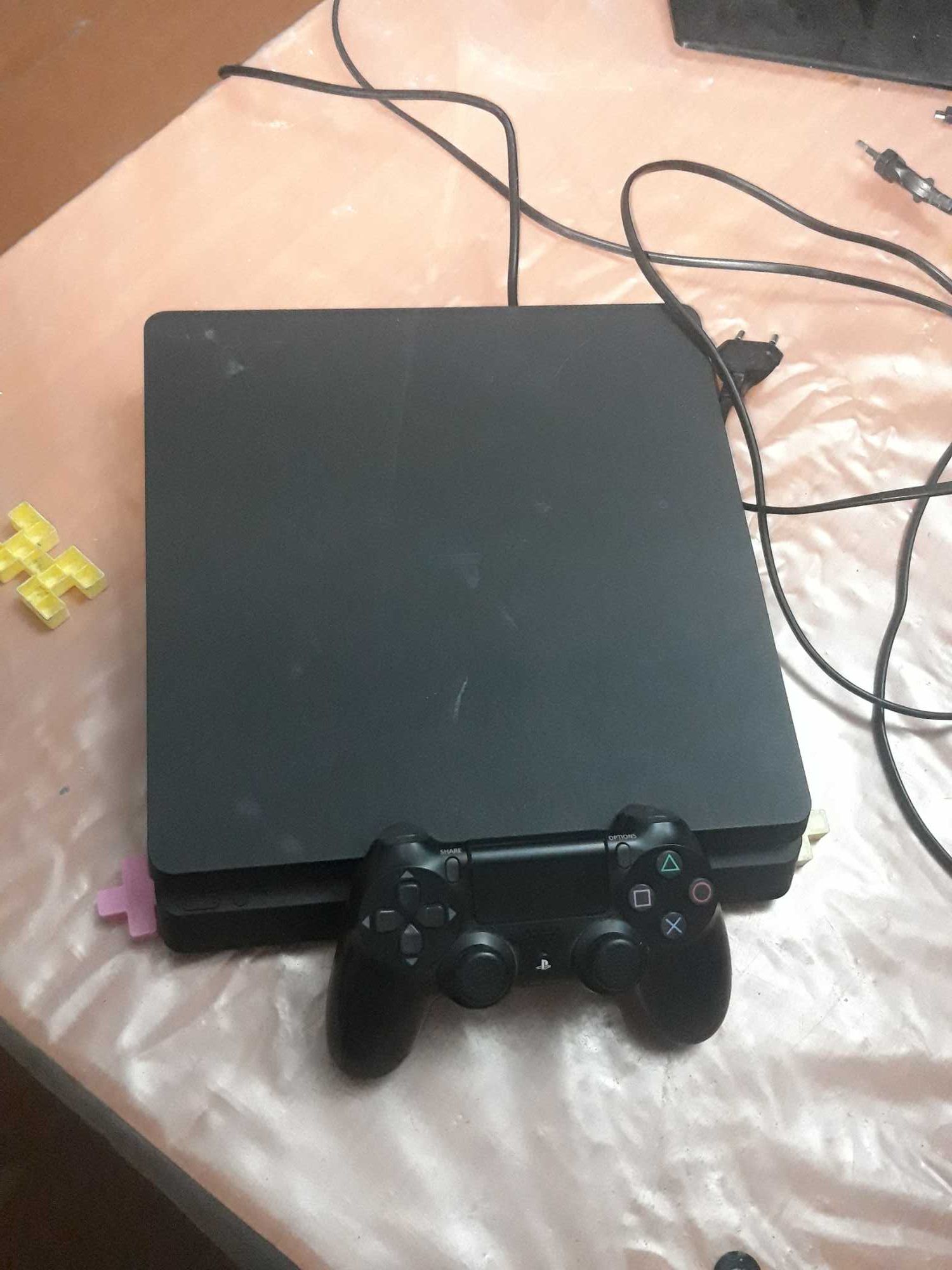 продам PS4 Slim 500 гига в хорошом состояние без минусев