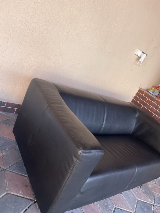 Canapea piele negra de 2 pesoane