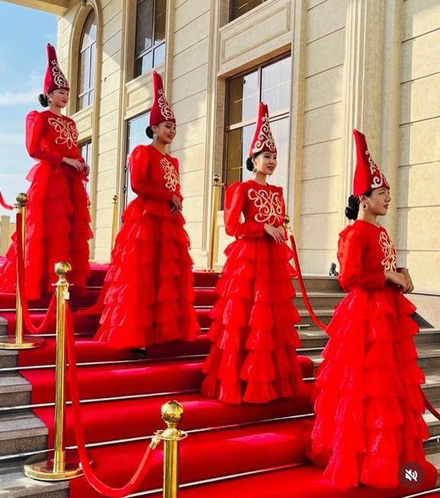 Биші костюмдері сатылады. Қазақша көйлек.