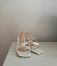 Pantofi cu toc subțire stil papuci albi