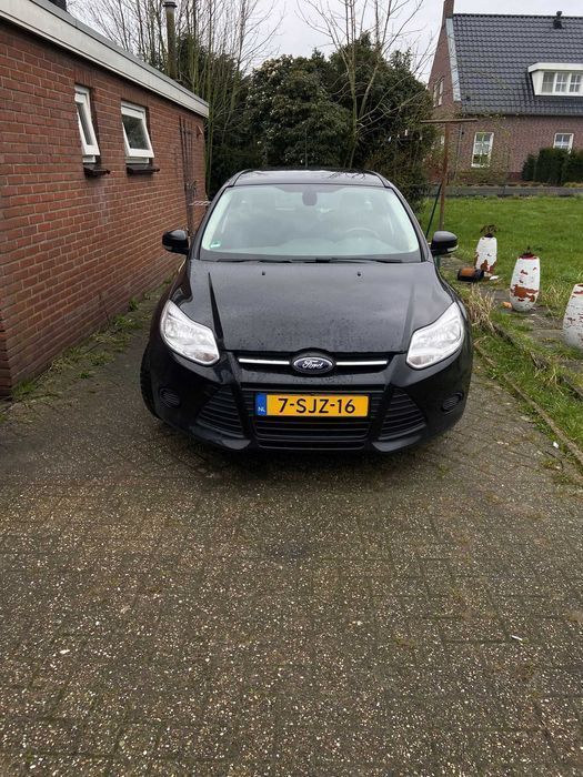 Dezmembrez Ford Focus 3 break 1.0 74 KW an 2012 volan stanga