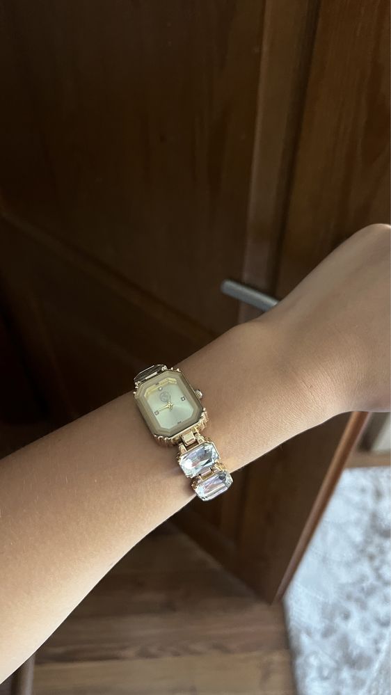 Продавам часовник Swarovski