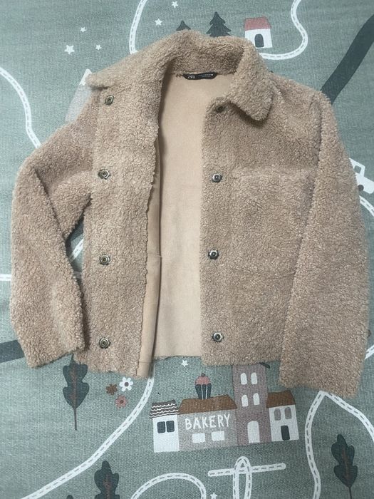 Пухено яке на Zara в цвят бежово, ХС размер, става и за С-оувърсайз е