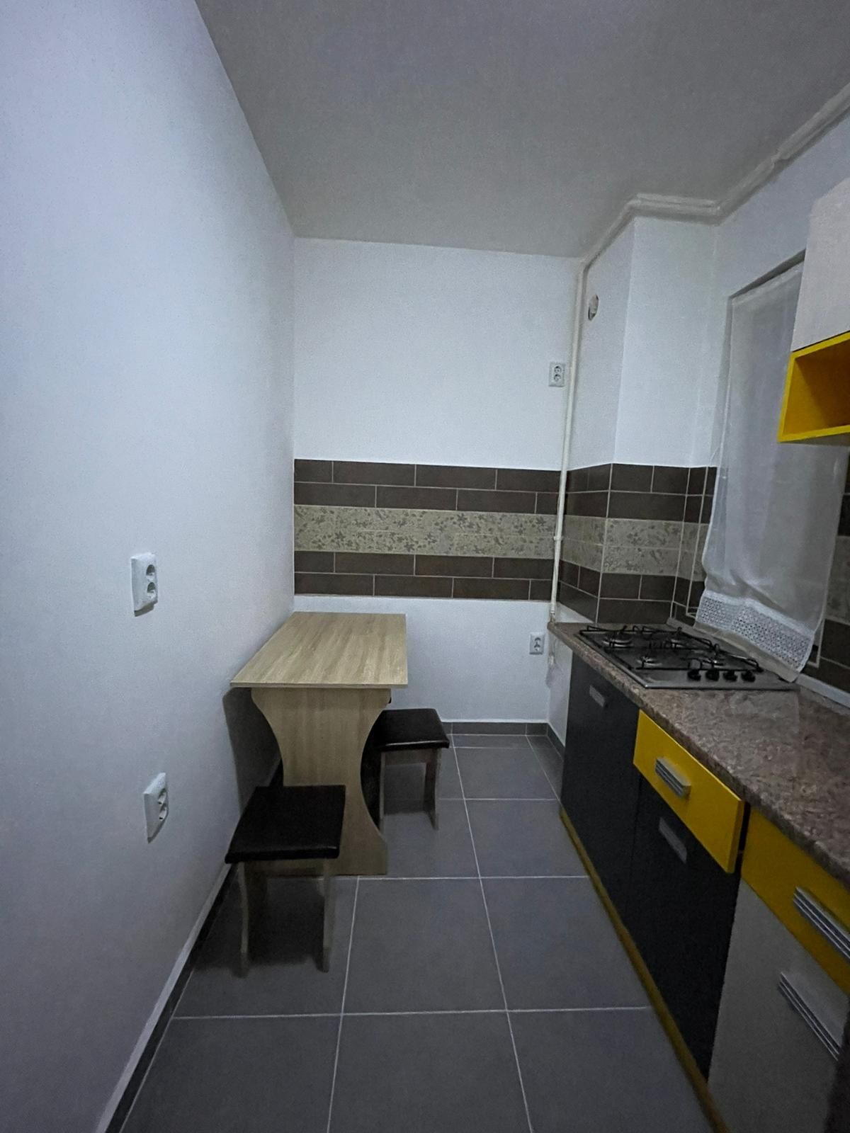 Închiriez apartament 2 camere, terasă 100mp și parcare