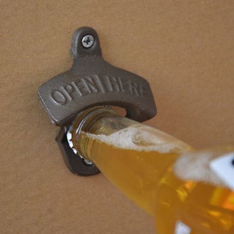 Ретро отварачка за бира за стена.