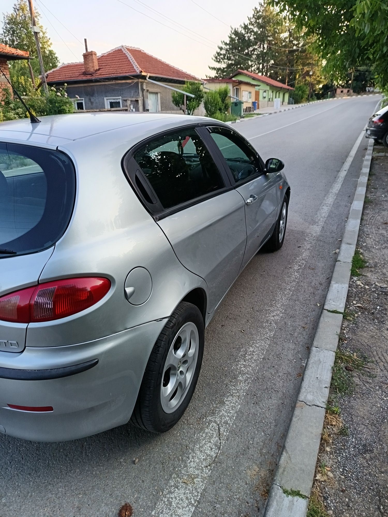 Автомобил Алфа Ромео 147