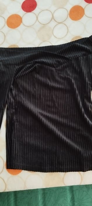 Bluza neagra pe umeri