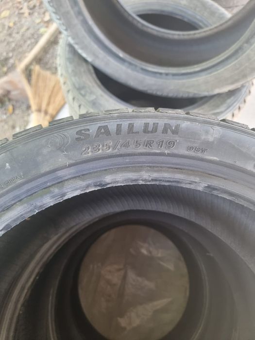 Комплект зимних шин 235/45/19 95T SAILUN