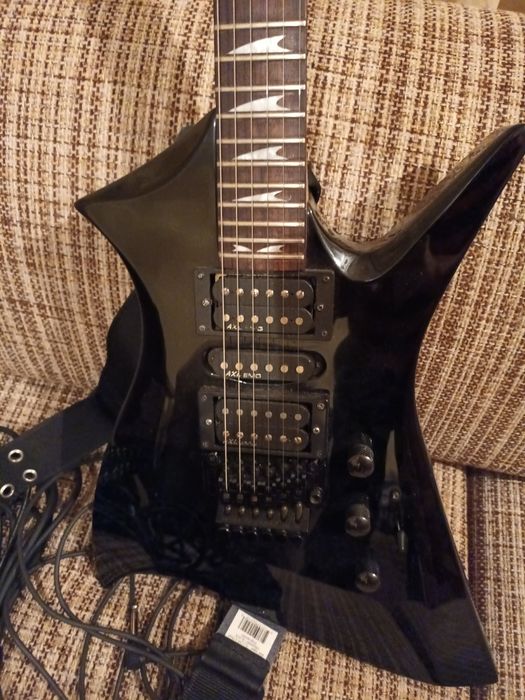 Vând chitară electrică AXN, model deosebit.