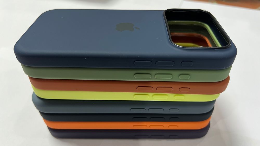 iPhone 17 Pro & 17 Pro Max Silicone Case MagSafe, Camera Control