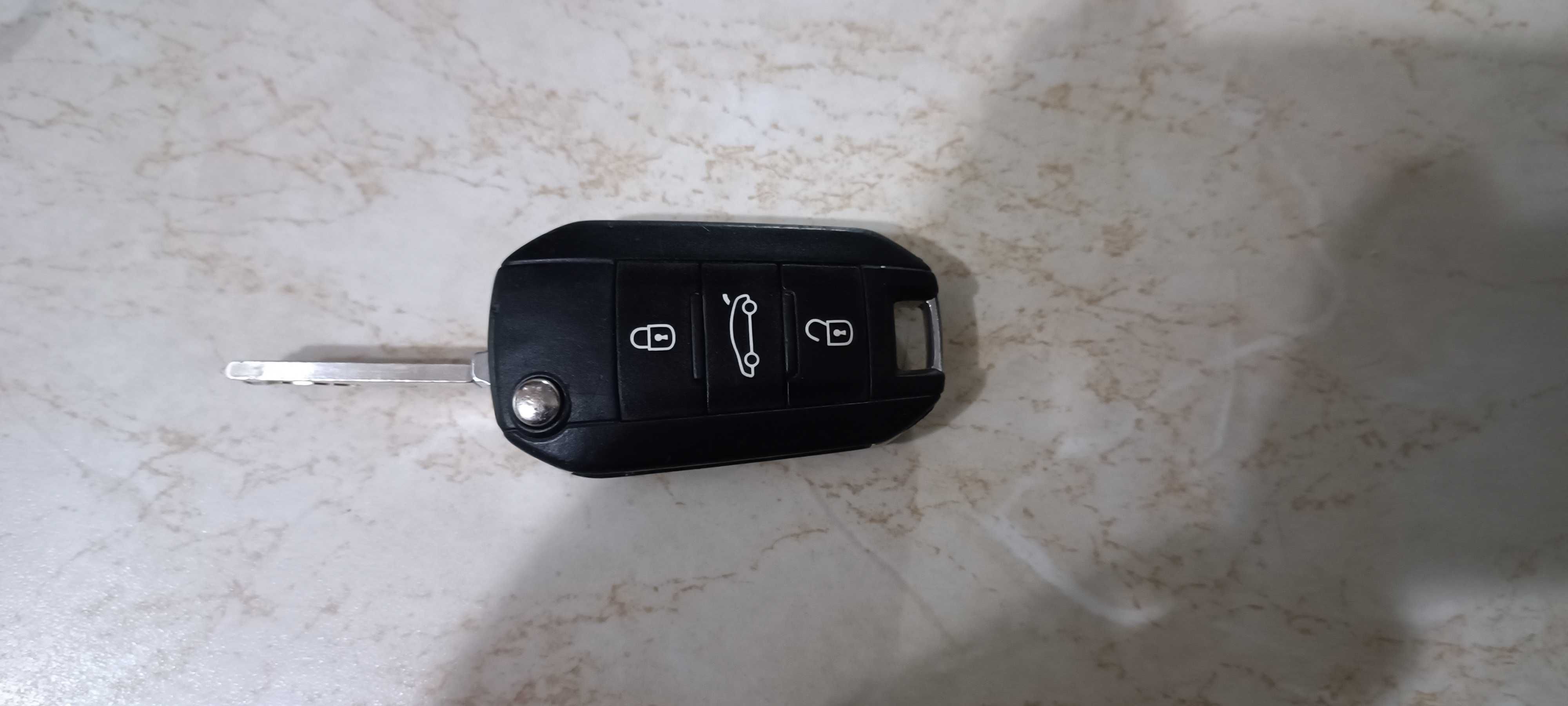 Продавам оригинален контактен ключ за Пежо 508