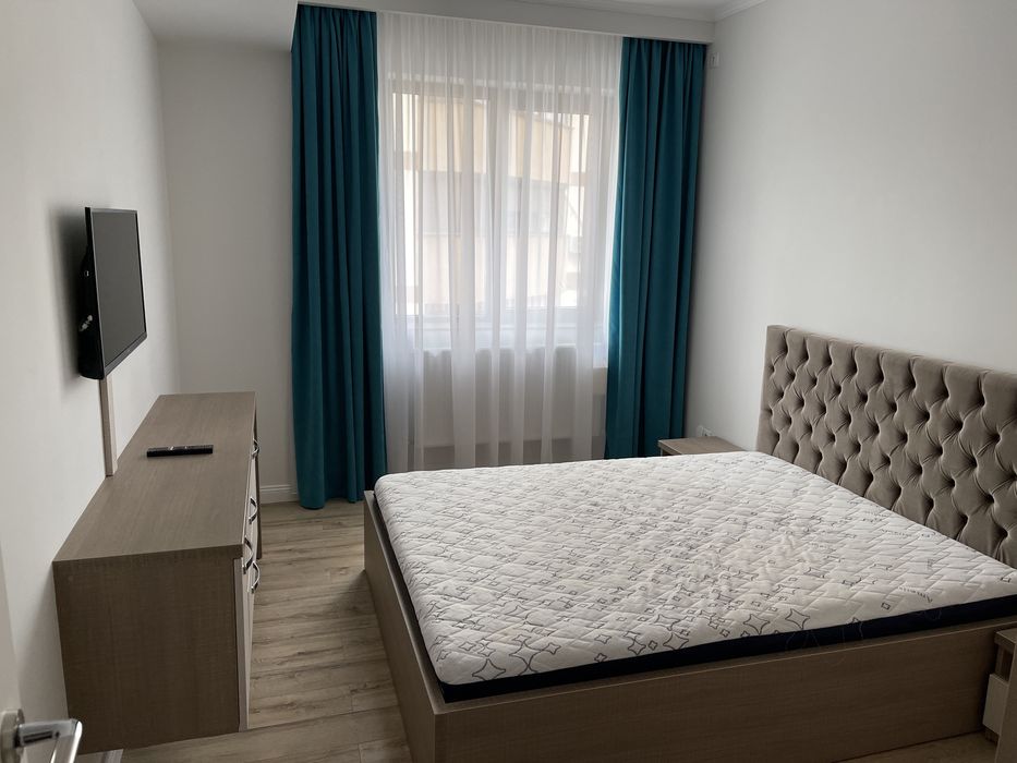 Inchiriez apartament doua camere centru Crinului bloc nou cu parcare