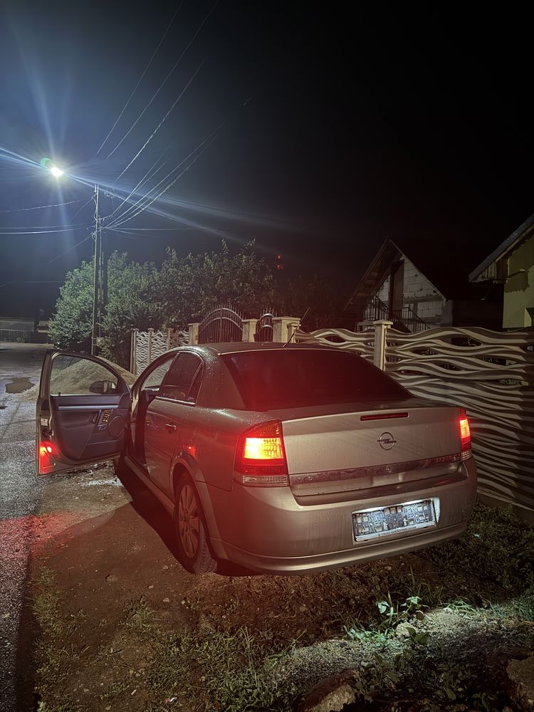 Dezmembrez Opel Vectra C 1.8 benzină