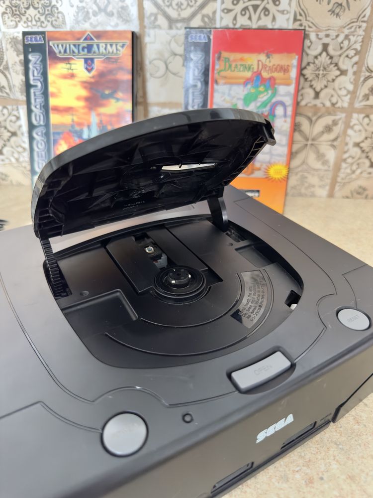 Sega Saturn functional cu doua cd-uri si controller