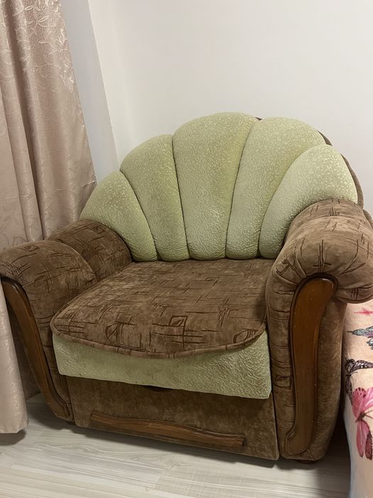 Vand 2 fotolii , acestea se fac si pat  sunt mari spatioase si comode