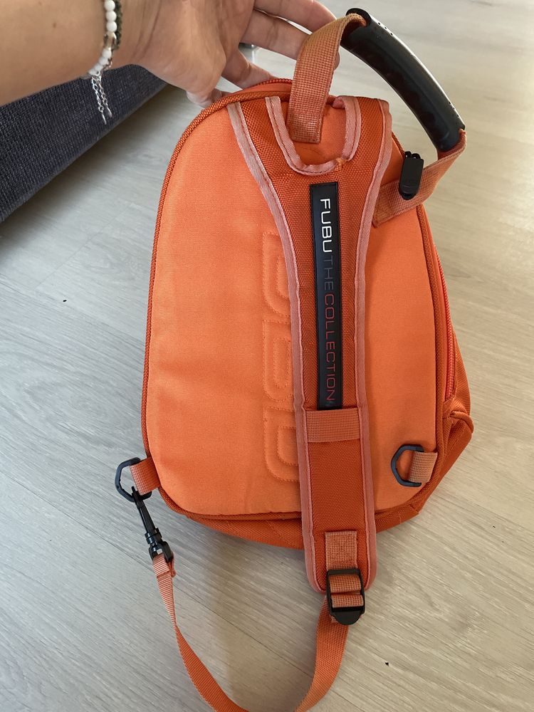 Vand rucsac si genti de umar frumoase.