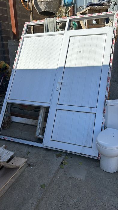 Из пластика  с дверцем перегородка в хорошем состояни