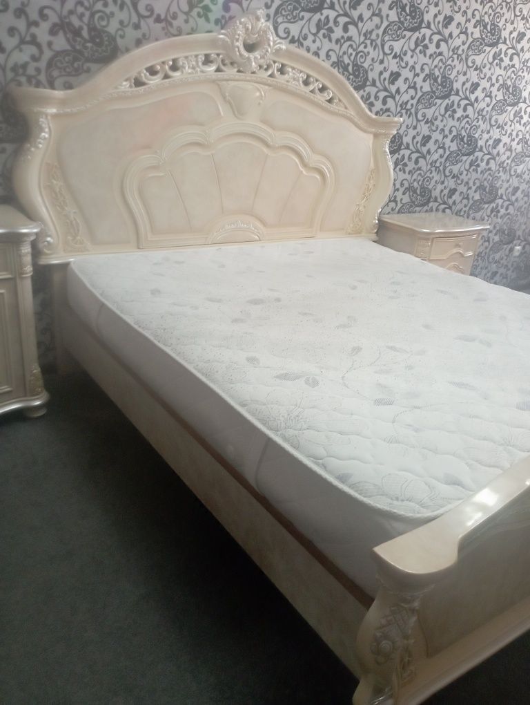 продам спальный гарнитур привозной Китай