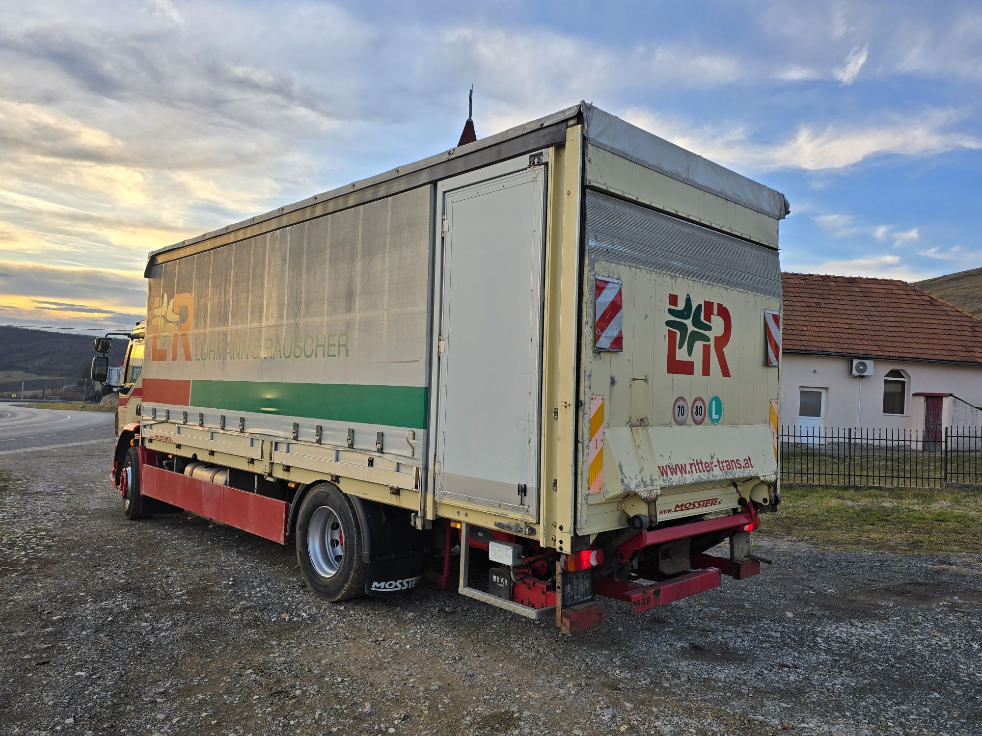 DAF LF 250  cu prelata și lift hidraulic