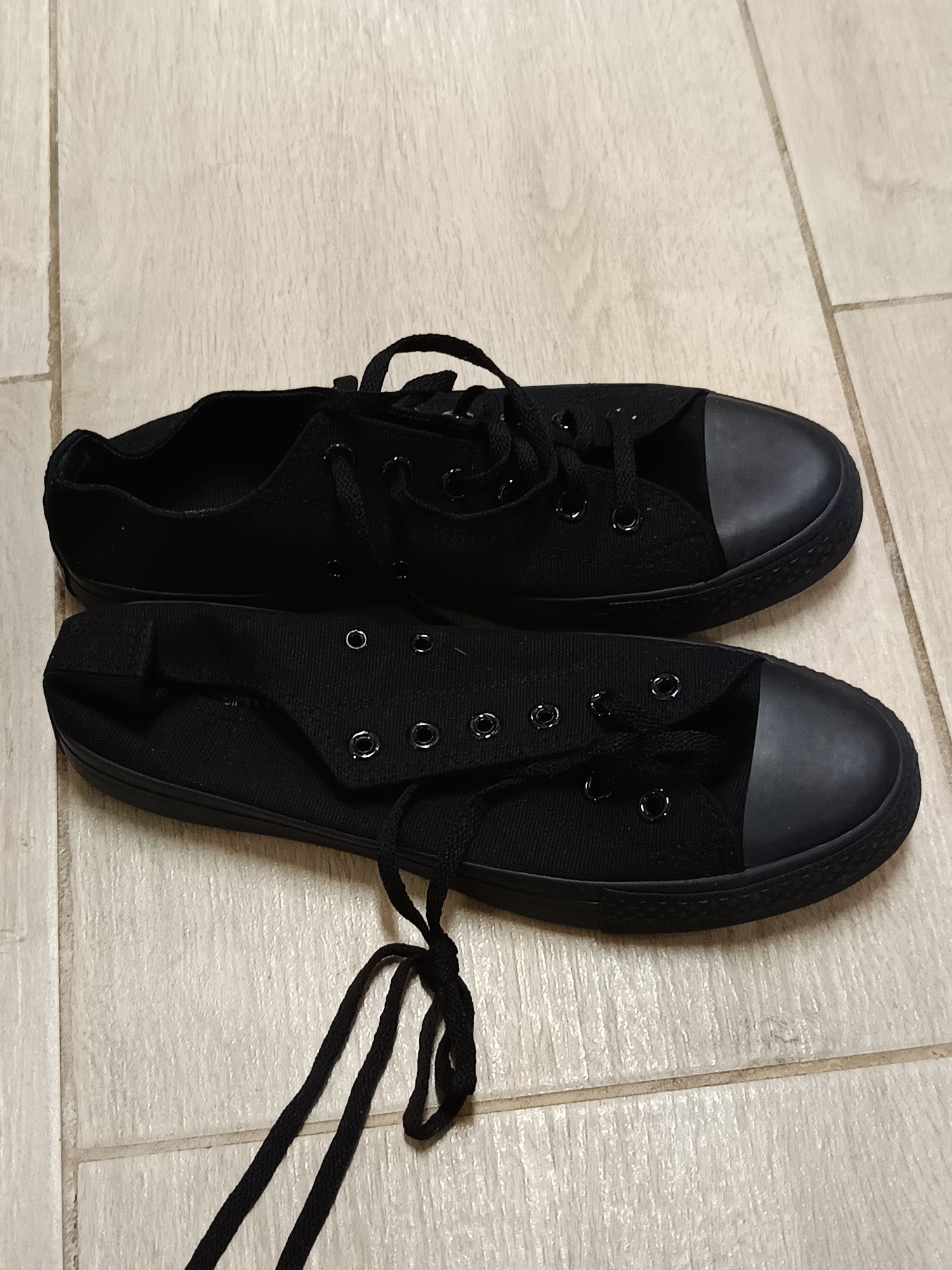 Продавам unisex кецове Converse 42 номер