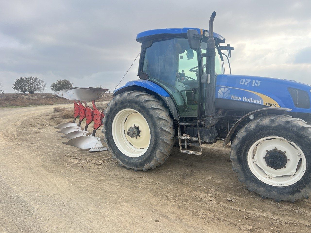 New Holland 60 70 sotiladi Plug bilan
